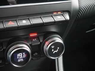 Renault Captur 1.3 mild hybrid 140 RS Line | Stoel en stuurverwarming | Achteruitrijcamera| 18 inch lichtmetalen velgen | Adaptive cruise control | Climate control | Trekhaak / 33