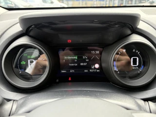 Toyota Yaris 1.5 Hybrid Dynamic CAMERA APPLE/ANDROID AD-CRUISE DAB+ KEYLESS LM-VELGEN / 16