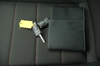 Volkswagen T-Roc 1.5 TSI 150pk DSG R-Line Sport Keyless Virtual Cockpit Navigatie / 39