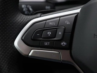 Volkswagen T-Roc 1.5 TSi 150 Pk Automaat R-Line Business | Trekhaak | Stoelverwarming | Camera | Adaptive Cruise | Carplay | Navigatie | 17 Inch | 20.604 Km !! / 24