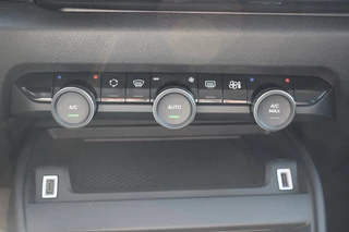 Citroën C4 130 EAT8 Shine  | Automaat | Navigatie | Airconditioning ECC | Camera achter |  Parkeersensoren voor en achter | Carplay & Android Auto | Isofix | Cruise Control | Advanced Comfortstoelen | Hydraulic Cushions | Zeer Compleet!!! / 29