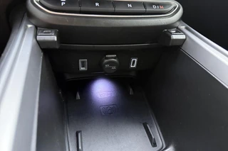 Jeep Avenger 1.2 e-Hybrid 110pk Automaat Summit | Navigatie | Achteruitrijcamera | Adapt. Cruise control | Climate control | Elektrische achterklep | Keyless | 18" Lichtmetalen velgen | 8 jaar garantie / 32