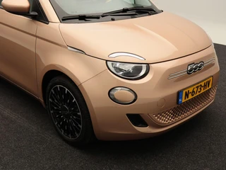Fiat 500 3+1 Icon 42 kWh | Navigatie | Climate Controle | 17 Inch | Parkeersensoren | Bluetooth | 40.959 Km!! / 13