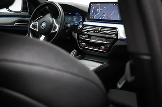BMW 5-serie Touring 530e xDrive M-Sport | LEDER | STOELVERWARMING | TREKHAAK | 19" / 14