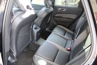 Volvo XC60 2.0 T6 Plug-in hybrid AWD Plus Black Edition  | Panoramadak | H/K | Camera | Leder / 40