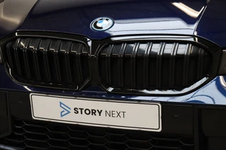 BMW 3 Serie Touring 330e High Executive M Sport Pakket Automaat  / Live Cockpit Professional / SOH 93 % / Driving Assistant / Panoramadak / Trekhaak / Leder / Harman Kardon / Innovation Pack / Parking Assistant / Travel Pack / Curved Display / 19 Inch / Shadow Line / 8