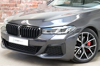 BMW 5 Serie Touring 520i High Executive M Sport Pakket Automaat  / Trekhaak / Panoramadak / Stoelverwarming / Nappa Leder / Comfortstoelen / Achteruitrijcamera / Apple Carplay / Driving Assistant / Cruise Control / Navigatie Professional / Adaptief Onderstel / 2