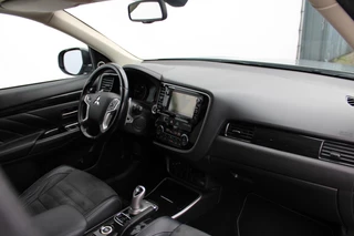 Mitsubishi Outlander 2.0 PHEV Executive Edition / 18