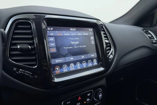 Jeep Compass 4xe 240 Plug-in Hybrid Electric S Automaat | Lederen bekleding | Trekhaak | Camera | Keyless | Lichtmetalen velgen black | Climate control / 30