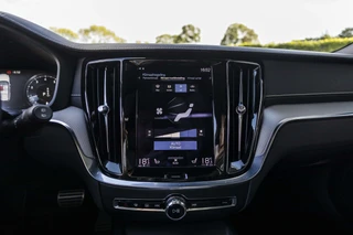 Volvo V60 2.0 B4 Momentum Business  | Pano | Harman Kardon | / 31
