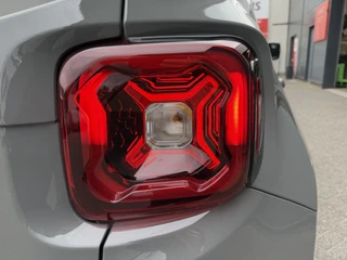 Jeep Renegade 4xe 240 Plug-in Hybrid Electric Trailhawk (Navigatie - LED - Keyless Entry - Parkeersensoren V+A - Automatische Airco - 4WD - 17" incl 4S - Dodehoek detectie) / 34