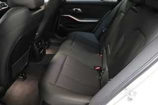 BMW 3 Serie Sedan 318i Executive Sport Line Automaat  / Live Cockpit Professional / Stoelverwarming / Parkeersensoren voor+achter / LED / 18 Inch / DAB / Climate Control / Shadow Line / Extra Getint Glas / Apple CarPlay / Cruise Control / Lichtpakket / 16