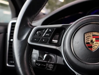 Porsche Cayenne Coupé 3.0 E-Hybrid Pano Achterasbesturing Krijtgrijs Luchtvering Softclose Stoelkoeling SOH 88,7% / 37