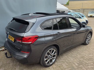 BMW X1 xDrive25e eDrive M pakket HUD LEER SPORT PANODAK / 6