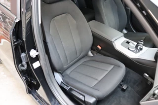 BMW 3 Serie Sedan 320i Executive Edition Automaat  / Trekhaak / Live Cockpit Professional / Cruise Control / Parkeersensoren / Neerklapbare Achterbank / Apple Carplay / Sportstuur / 18
