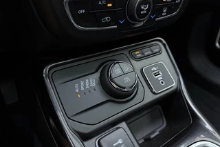 Jeep Compass 4xe 240 Plug-in Hybrid Electric S | Navigatie | Lederen bekleding | Panoramisch schuifdak | Keyless | Stoelverwarming | Zwart dak / 29