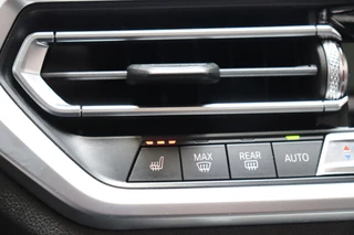 BMW 3 Serie Sedan 330i High Executive M Sport Pakket Automaat  / Live Cockpit Professional / Schuif-/kanteldak / M Sportremsysteem / Leder / Shadow Line / 19 Inch / Extra Getint Glas / Stoelverwarming / Climate Control / Parkeersensoren voor+achter / Stuurwiel Verwambaar / Hifi / 37