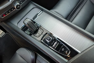Volvo XC60 2.0 T8 Twin Engine AWD R-Design Panorama Trekhaak / 48