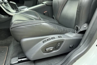 Volvo XC60 2.0 T5 FWD Ocean Race 245pk | Panoramadak | Elektrische stoelen | Verwarmde voorruit | Stoelverwarming | Handsfree kofferklep | Camera | Lederen bekleding | Afneembare trekhaak | 1.600kg trekgewicht | NL auto / 21