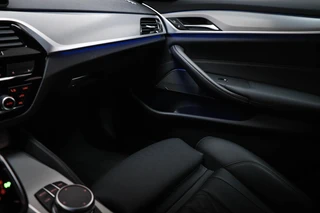 BMW 5-serie Touring 530e xDrive M-Sport | LEDER | STOELVERWARMING | TREKHAAK | 19" / 40
