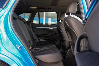 BMW X1 xDrive25e High Executive M sport | 1e eigenaar | Dealer onderhouden | Panoramadak | Apple Carplay | Camera | LED adaptief | Head-up | Stoelverwarming | Cruise control / 19