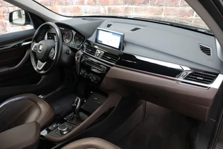 BMW X1 sDrive20i High Executive xLine Automaat  / Navigatiesysteem Plus / Trekhaak / Achteruitrijcamera / Leder / Head-Up Display / 18 Inch / 18 Inch / Stoelverwarming / Extra Getint Glas / Lichtpakket / 18