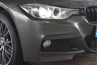 BMW 3 Serie Touring 320i xDrive High Executive M 184 pk  | Vol | HUD | Elekt.haak | Keyless | Open dak | Camera | LED/Xenon | LM-Velgen 19" / 33