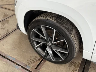 Skoda Karoq 1.5 TSI DSG 4x4 Sportline Business | 1800KG Trekgewicht | Carplay | Sportstoelen | Camera / 40