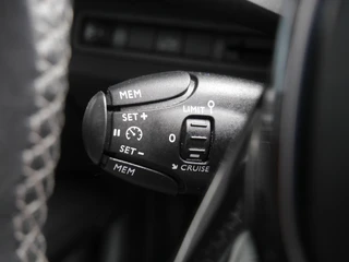 Peugeot 3008 1.2 PureTech Première | Elektrisch bedienbare achterklep | 19 inch velgen | Keyless entry en start | Dealer onderhouden | Navigatie | Zwart Dak | Climate control / 23