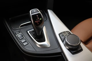 BMW 3 Serie Touring 330i High Executive M Sport Pakket Automaat  / Navigatie Professional / Panoramadak / Leder  / Trekhaak / Parkeersensoren voor+achter / Comfort Acces / Head-Up Display / Stoelverwarming / Achteruitrijcamera / Hifi / 19 Inch / Chrome Line / 20