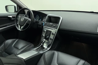 Volvo XC60 2.0 T5 FWD Ocean Race 245pk | Panoramadak | Elektrische stoelen | Verwarmde voorruit | Stoelverwarming | Handsfree kofferklep | Camera | Lederen bekleding | Afneembare trekhaak | 1.600kg trekgewicht | NL auto / 18