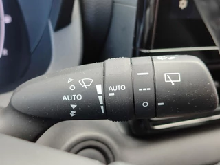 Toyota Yaris 1.5 Hybrid 115 DYNAMIC NL-AUTO STOEL/STUURVERW BLIND SPOT PARK-SENSOREN NAVI CAMERA CLIMA AD-CRUISE APPLE/ANDROID KEYLESS 16'' LM-VELGEN / 19