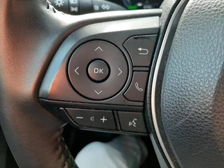 Toyota Corolla Cross 2.0 HYBRID FIRST EDITION BLIND-SPOT ELEK-ACHTERKLEP KEYLESS LM-VELGEN PARK-SENSOREN APPLE/ANDROID STOELVERW DRAADLOOS-LADEN AD-CRUISE BLUETOOOTH DAB+ / 17