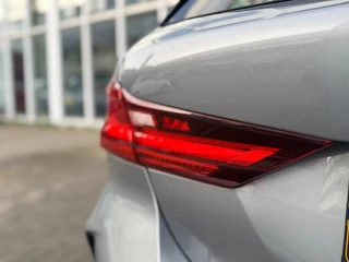 BMW 1 Serie 118i Business Edition M Sport I Carplay I Hifi I Climate contr. / 19