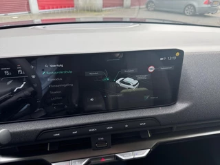 Kia EV2 Plus 42.2 kWh 3.000,- Inruilkorting | Privacy Glass | 18" lichtmetalen velgen | Warmtewerend glas rondom | Draadloze oplader voor smartphone / 36