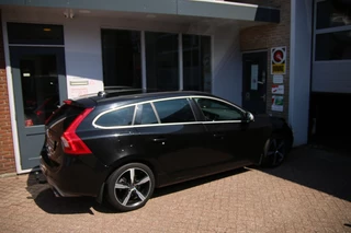 Volvo V60 2.0 T4 Momentum R-Design Camera achter | Parkeersensoren V+A | Navi / 32