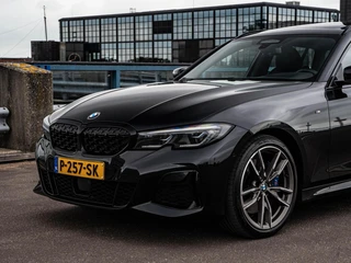 BMW 3-serie Touring M340i xDrive High Executive M Sport B58 | Panoramadak | Laser LED | Driving Assistant Prof | Trekhaak | HUD | Keyless | Memory | Ambianceverlichting | 19" | Dealeronderhouden | incl. BTW / 50
