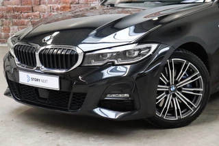 BMW 3 Serie Sedan 330i High Executive M Sport Pakket Automaat  / Live Cockpit Professional / Head-Up Display / Leder / Harman Kardon / LED / Stoelverwarming / Driving Assistant / Achteruitrijcamera / M Sportremsysteem / DAB / Ambiance Verlichting / 2
