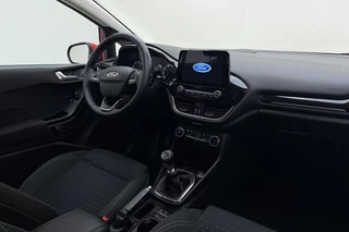 Ford Fiesta 1.0 EcoBoost Titanium | Trekhaak | Navigatie | Camera | Parkeersensoren voor en achter | Climate control | Lichtmetalen velgen / 15