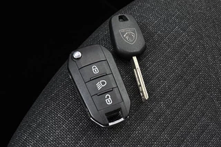 Peugeot 208 1.2 PureTech 75 Style / 24