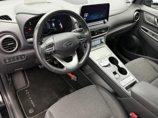 Hyundai Kona EV Fashion 64 kWh 3- Fase SOH 95,3% Warmtepomp | Trekhaak | Camera | Navigatie | Head-Up Display / 9