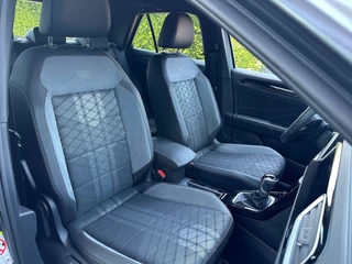 Volkswagen T-Roc 1.5 TSI 150pk DSG R-Line Camera | Keyless | Elek. Achterklep | Dode hoek | Rijklaar incl. 1 jaar Bovag garantie / 25