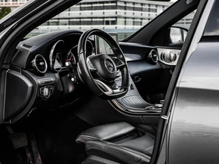 Mercedes-Benz C-klasse 180 AMG Night Edition | Panoramadak | Burmester | Memory | 360 Camera | Leder | LED | Sfeerverlichting | Stoelverwarming | 19" / 11