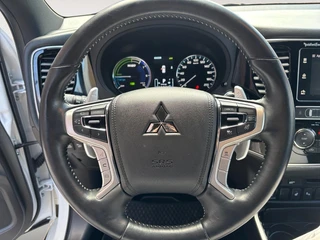 Mitsubishi Outlander 2.4 PHEV Instyle | Trekhaak | Leder | Schuif-kantel dak | Rondom camera | Elektrisch. Achterklep | Stoel en stuurverwarming | Set winterwielen | / 21