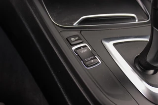BMW 3-serie Touring 318i Corporate Lease Executive | M Sport pakket | Stoelverwarming | LED | Navigatie Professional | Bluetooth | Sportstoelen | M-sportstuur | PDC | Shadow Line / 30