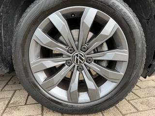 Volkswagen T-Roc 1.5 TSI Sport Business R-Line / Pano / ACC / Led / IQ Drive / Camera / Trekhaak . / 19