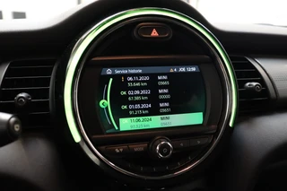 MINI Cooper Hatchback Business 3 deurs  / Navigatiesysteem / Airconditioning / Cruise Control / Bluetooth / Audio / 15 Inch / Elektrisch Pakket / 24