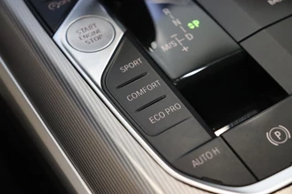 BMW 3 Serie Sedan 330i High Executive M Sport Pakket Automaat  / Live Cockpit Professional / Head-Up Display / Leder / Harman Kardon / LED / Stoelverwarming / Driving Assistant / Achteruitrijcamera / M Sportremsysteem / DAB / Ambiance Verlichting / 29