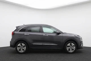 Kia e-Niro ExecutiveLine 64 kWh 204PK 100% SOH Leder | JBL Sound | Warmtepomp | Stoelkoeling / 7