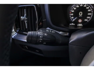 Volvo V60 2.0 B4 Momentum Business  | Pano | Harman Kardon | / 40